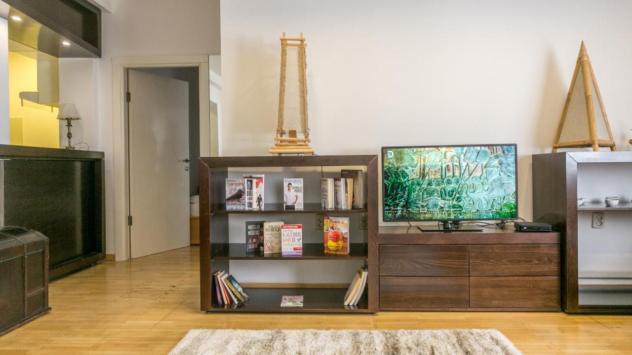 Square Apartment *