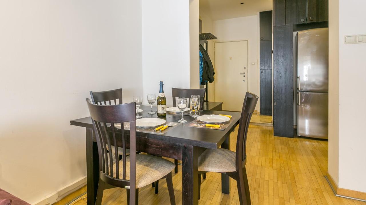 Square Apartment *
